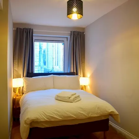 Apartment Modern 2 Bedroom With Balcony *