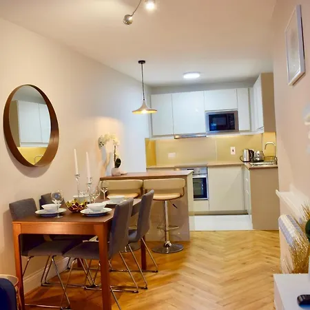Modern 2 Bedroom With Balcony *